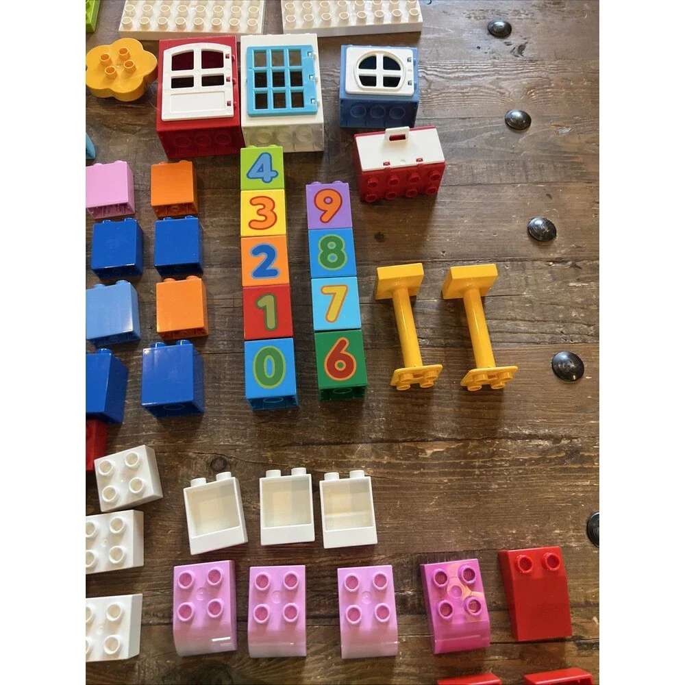 Lego Duplo Lot Disney, Carriage, Doors, Windows, Beds, Flowers, Chairs 110+ Lot